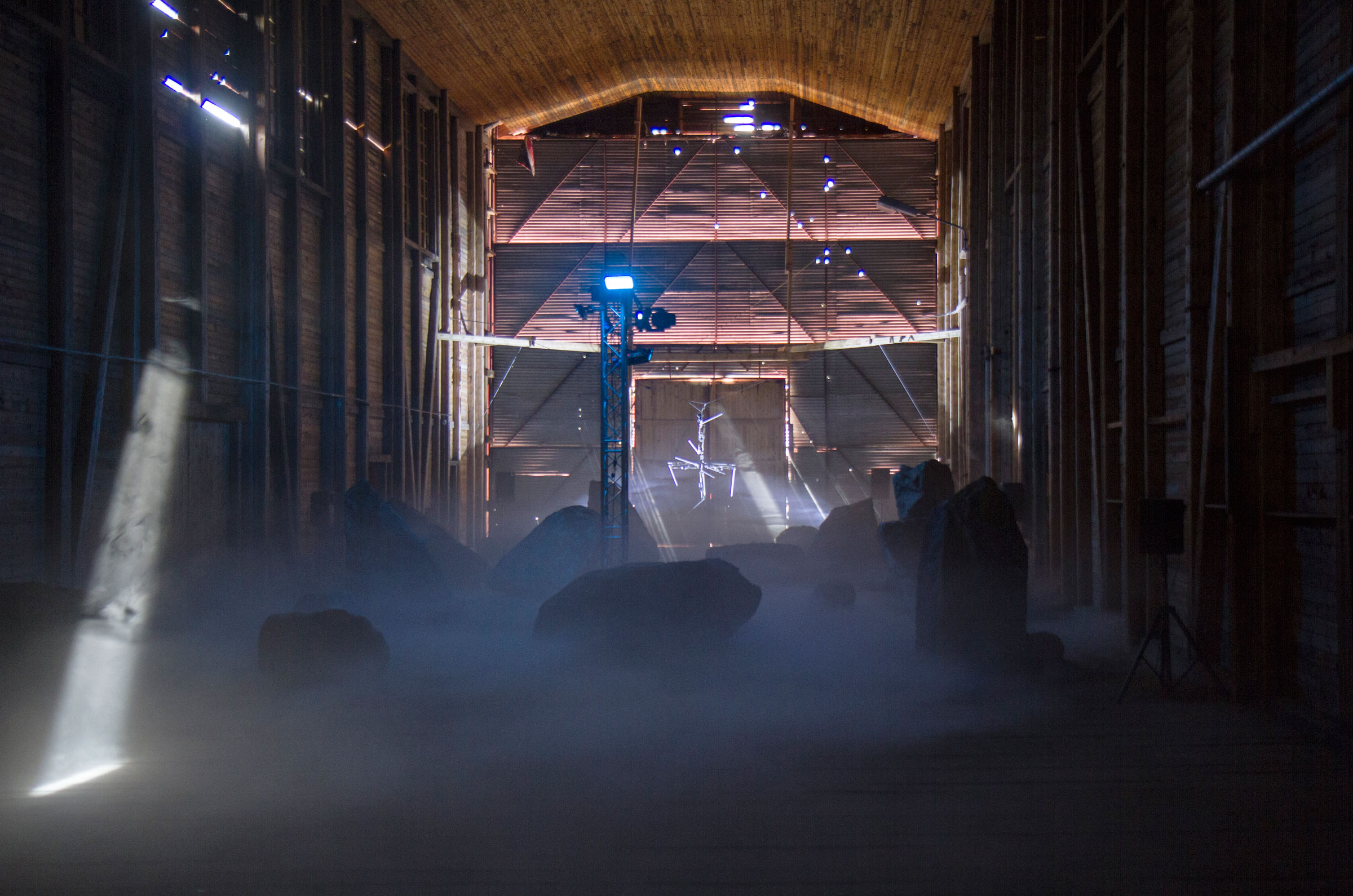 A theatrical installation by Andreas R. Andersson & Karl Sjölund inside the military heritage building of the Balloon Hall in Boden, Sweden. A part of the Luleå Biennial curated by Bruno Alves de Almeida and Aude Christel.