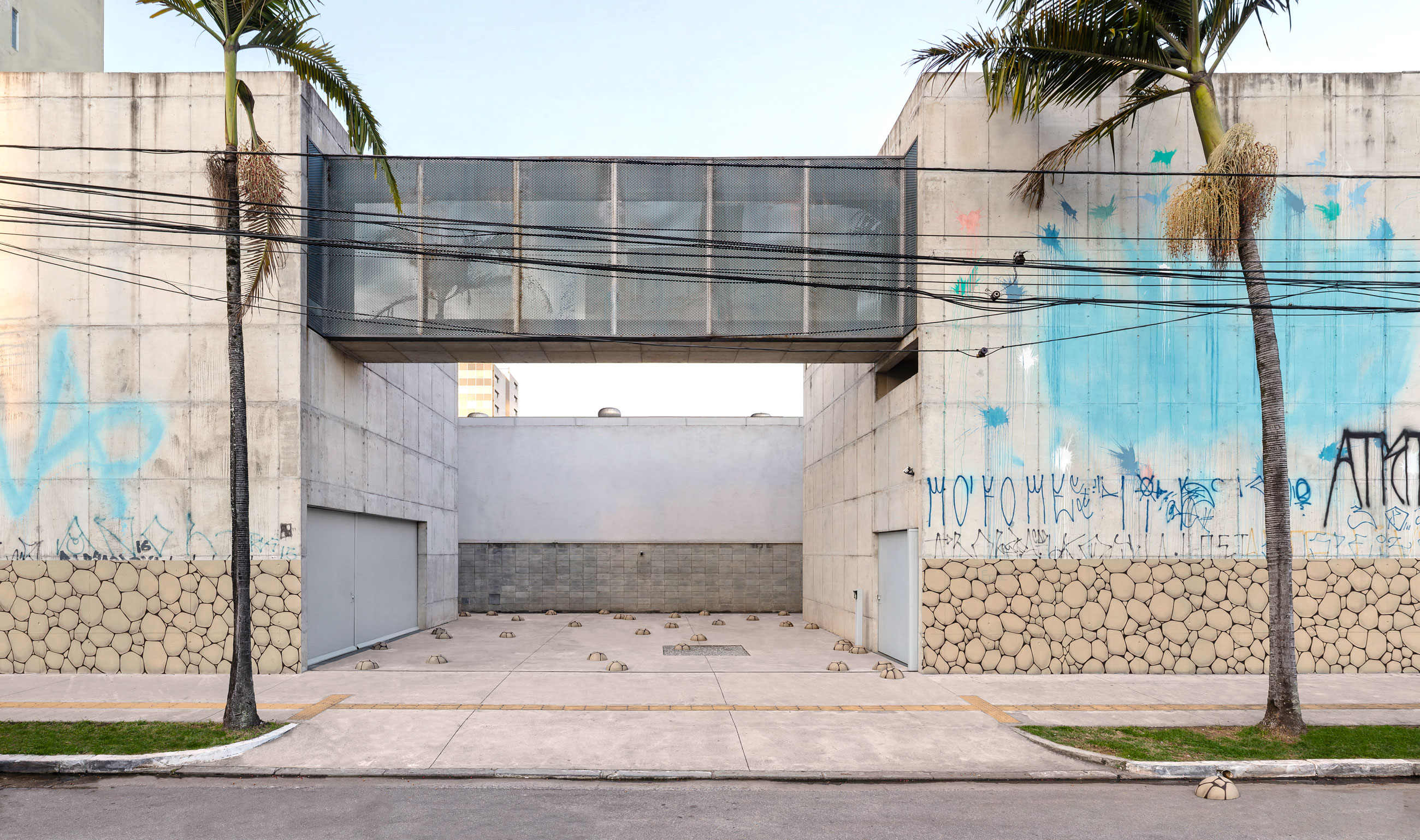 Site-specific Installation titled Errata by artist Ana Dias Batista, consisting of a graffitti with the pattern of a rock wall over the facade of Galeria Leme, curated by Bruno Alves de Almeida for the project SITU, São Paulo, Brazil.