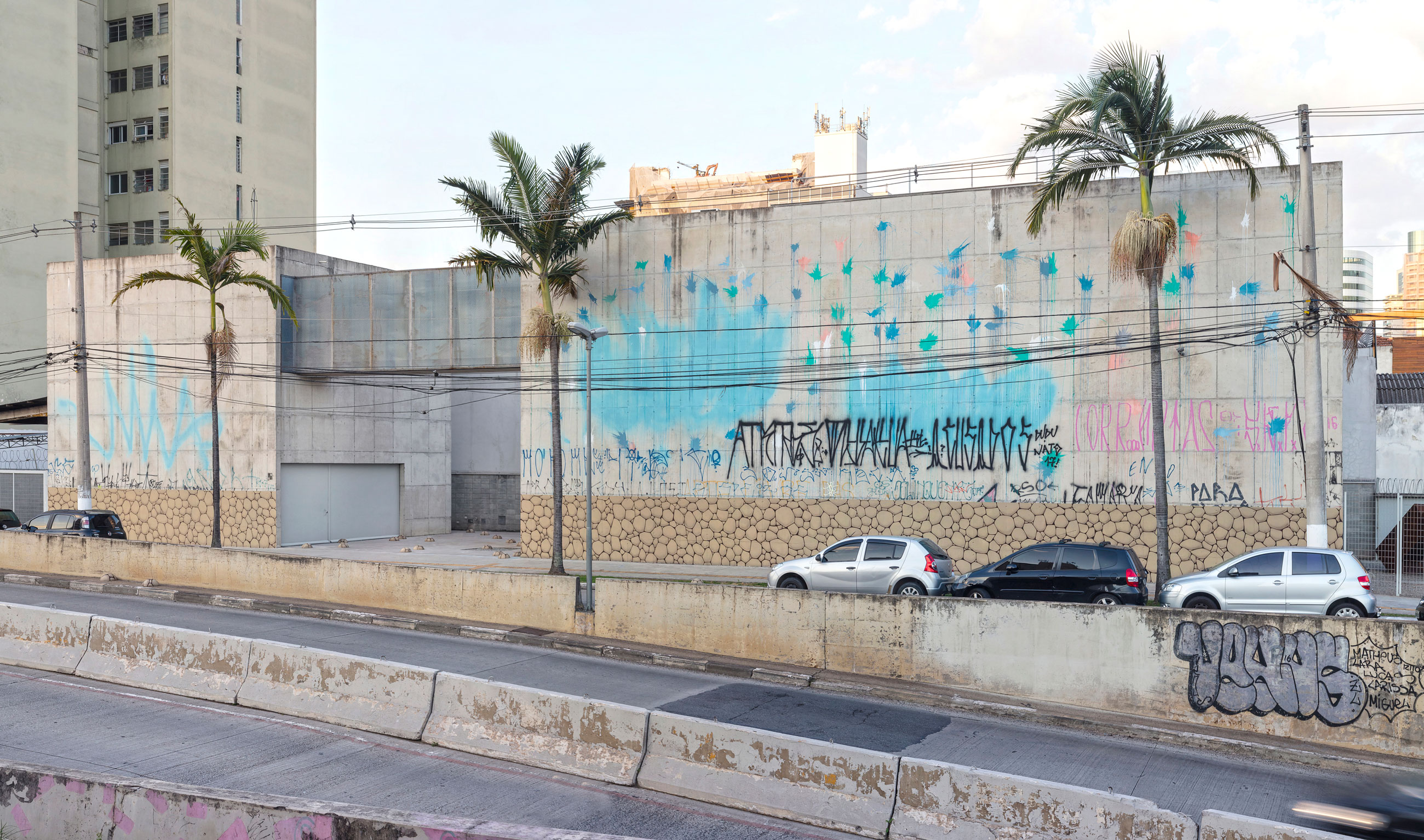 Site-specific Installation titled Errata by artist Ana Dias Batista, consisting of a graffitti with the pattern of a rock wall over the facade of Galeria Leme, curated by Bruno Alves de Almeida for the project SITU, São Paulo, Brazil.
