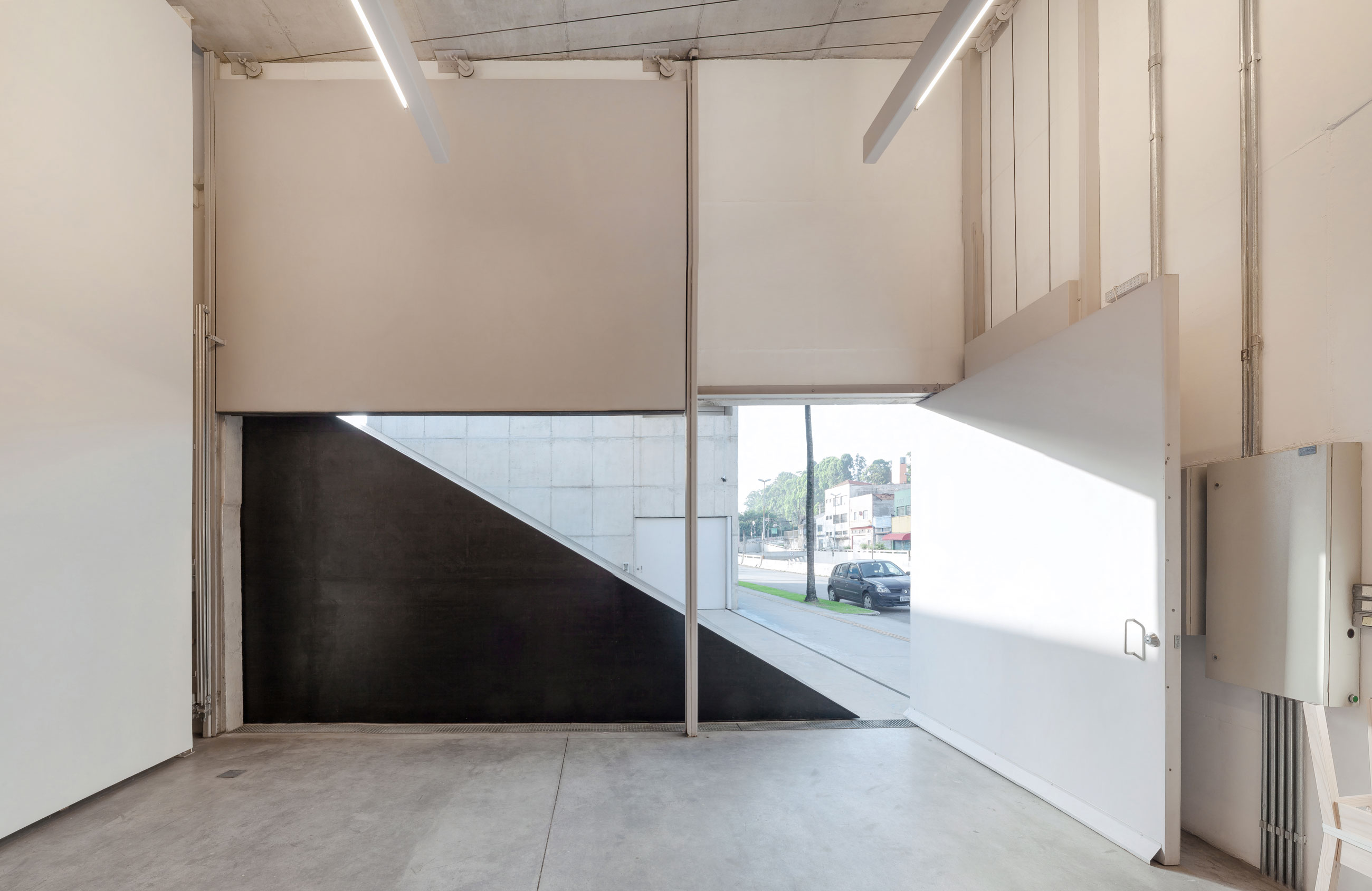 Site-specific Installation titled Informal Order by artist Ricardo Alcaide consisting of a wooden structure and coated plywood, curated by Bruno Alves de Almeida for the project SITU at Galeria Leme, São Paulo, Brazil.