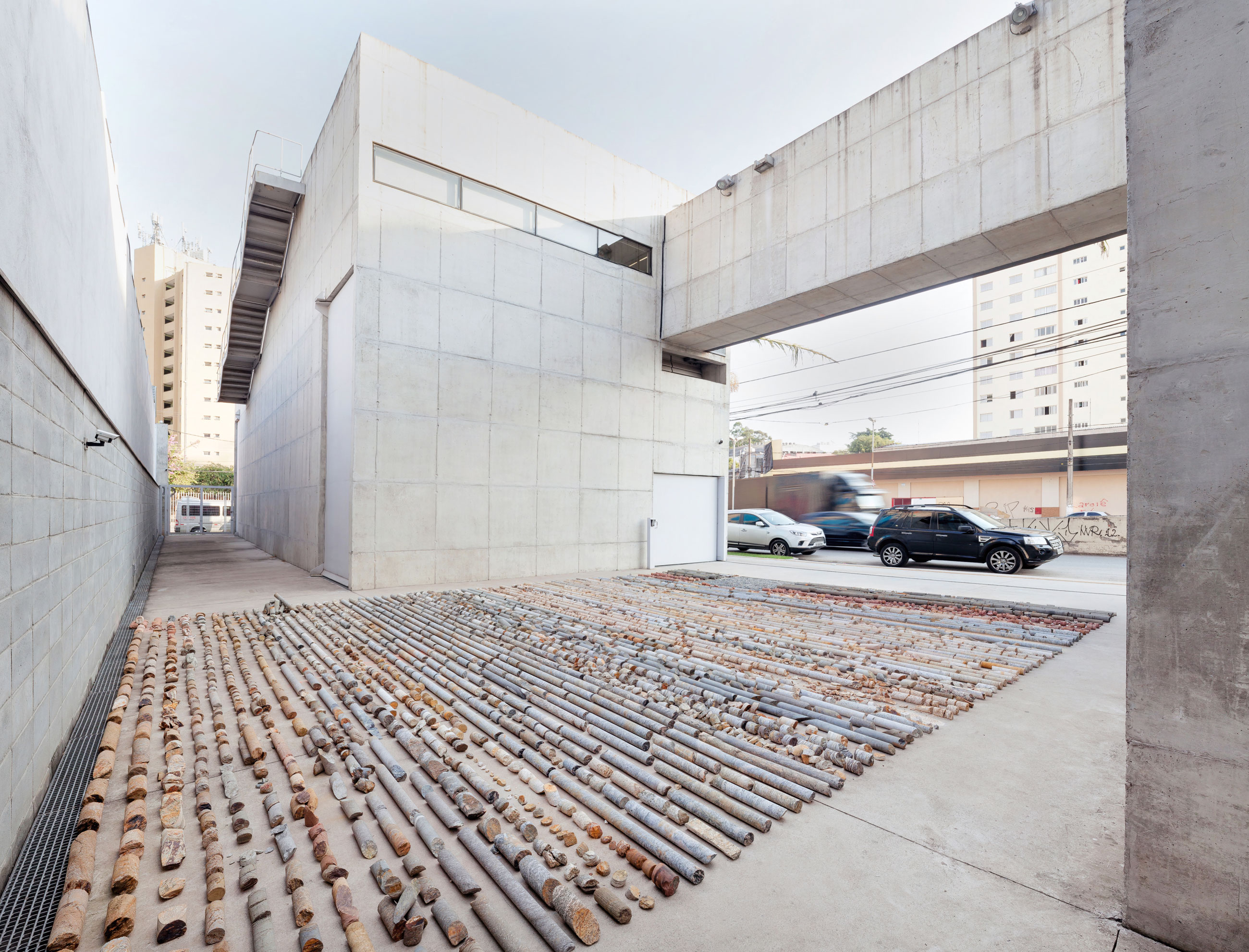 Site-specific Installation titled testemunho by artist Daniel de Paula, consisting of rock core samples, earth and diagram, curated by Bruno Alves de Almeida for the project SITU at Galeria Leme, São Paulo, Brazil.