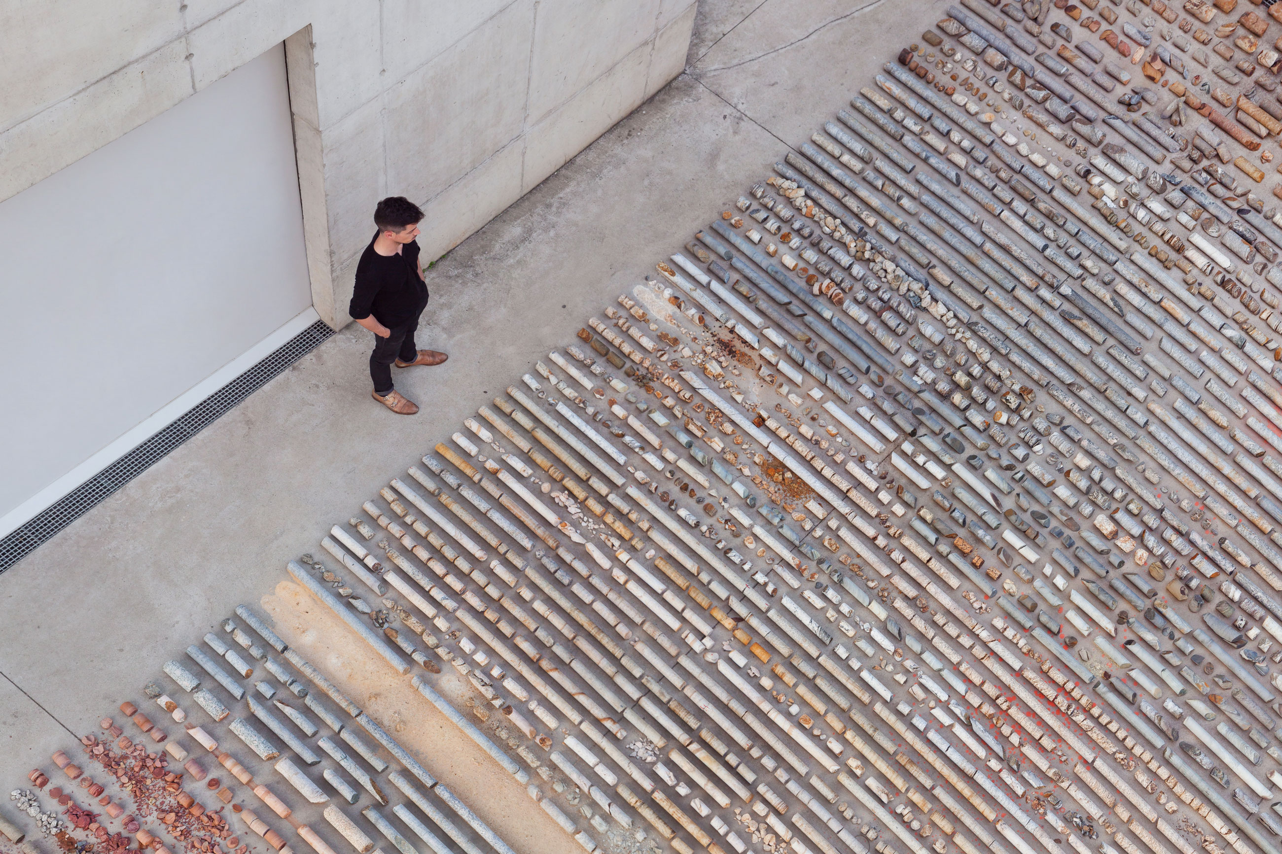 Site-specific installation titled testemunho by artist Daniel de Paula, consisting of rock core samples, earth and diagram, curated by Bruno Alves de Almeida for the project SITU at Galeria Leme, São Paulo, Brazil.