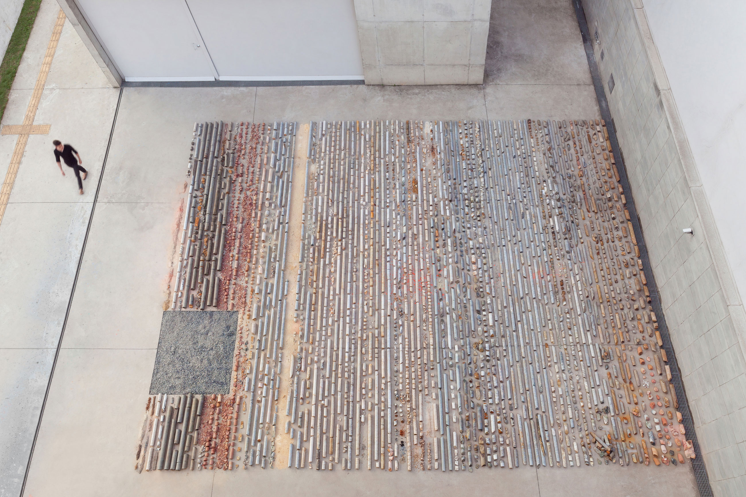 Site-specific Installation titled testemunho by artist Daniel de Paula, consisting of rock core samples, earth and diagram, curated by Bruno Alves de Almeida for the project SITU at Galeria Leme, São Paulo, Brazil.