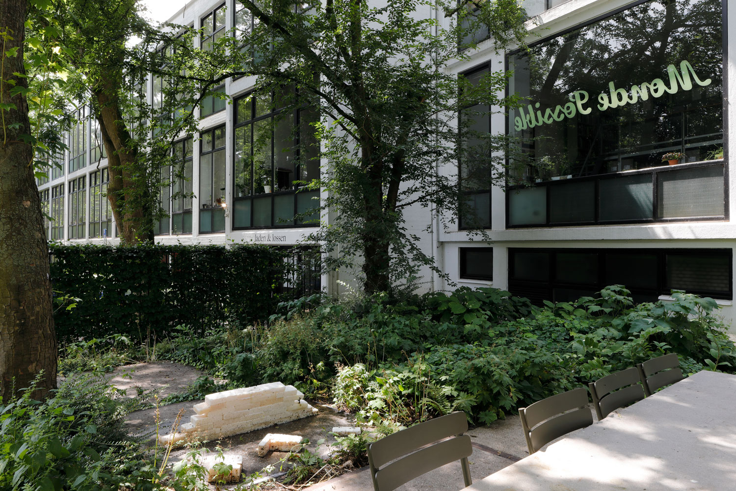 JvE Forest Garden with sculpture by Kanthy Peng, 2021