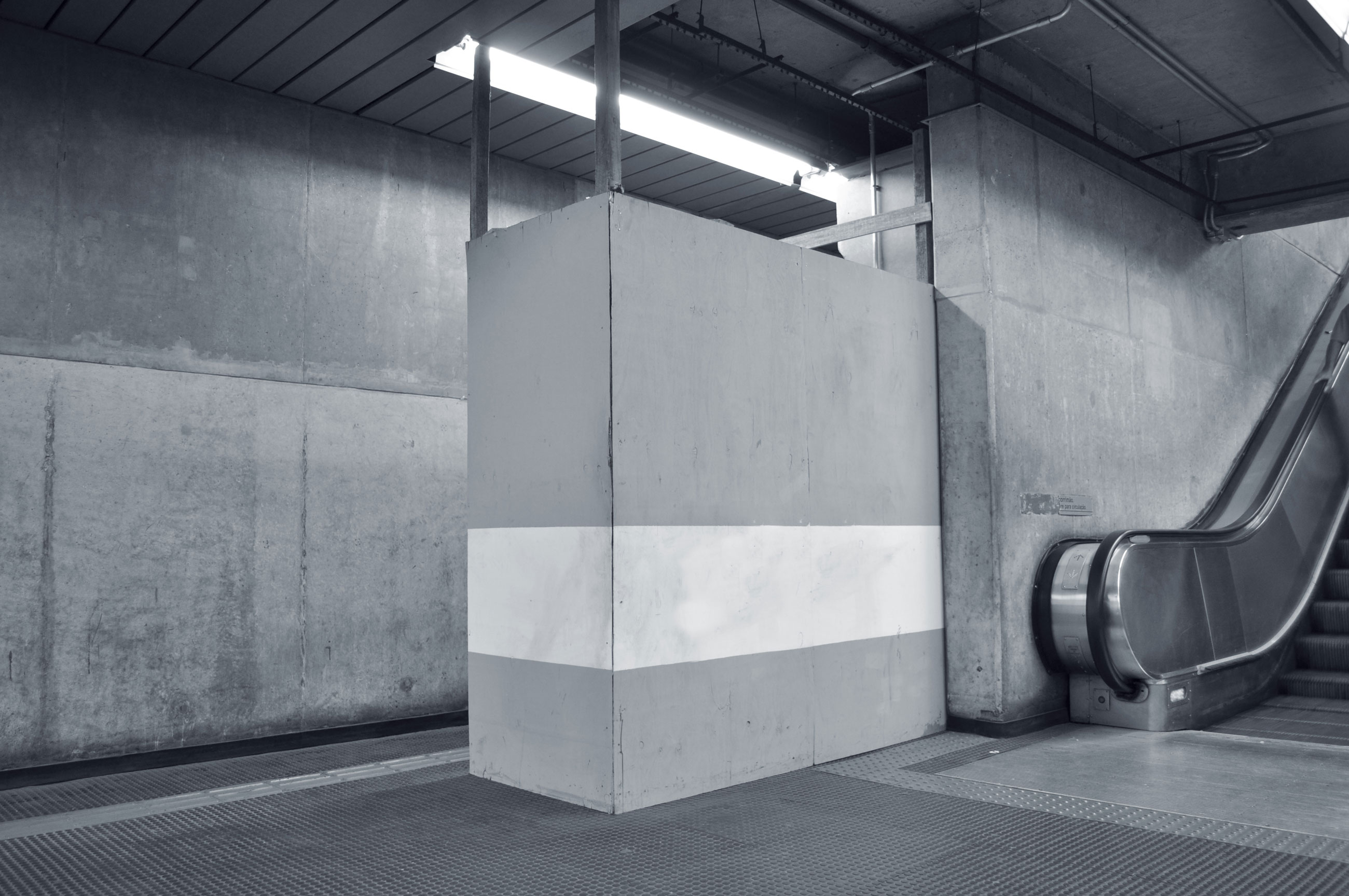 Black and white photo of the subway of São Paulo under-construction, by Ricardo Alcaide.